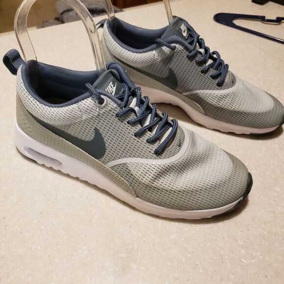 Nike WOMEN'S Sz 7.5 Shoe Blue Gray White Air Max Thea - Picture 1 of 9
